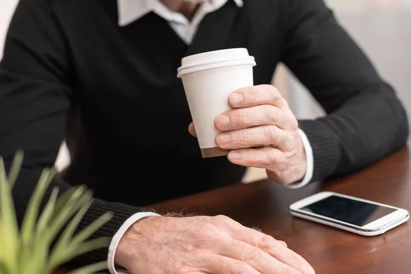 Uomo con pausa caffè — Foto Stock