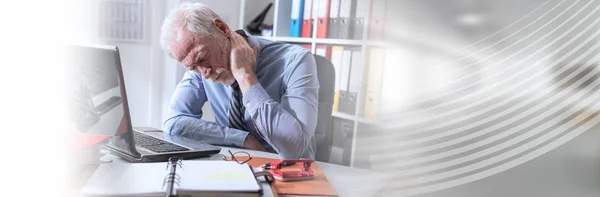 Geschäftsmann leidet unter Nackenschmerzen — Stockfoto