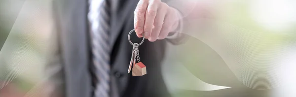 Realitní kancelář nabízející klíče od domu; panoramatický proužek — Stock fotografie