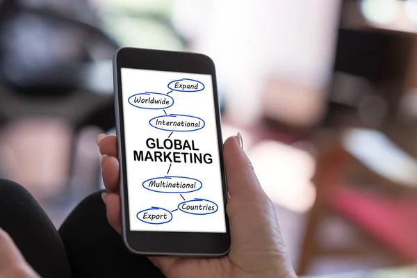 Concepto de marketing global en un smartphone — Foto de Stock