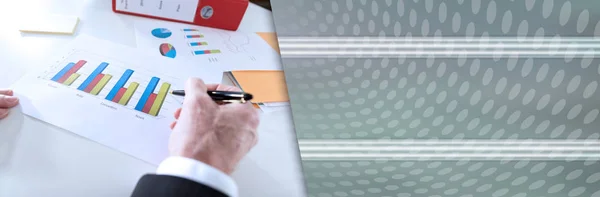 Бізнесмен аналізує графіки; панорамний банер — стокове фото