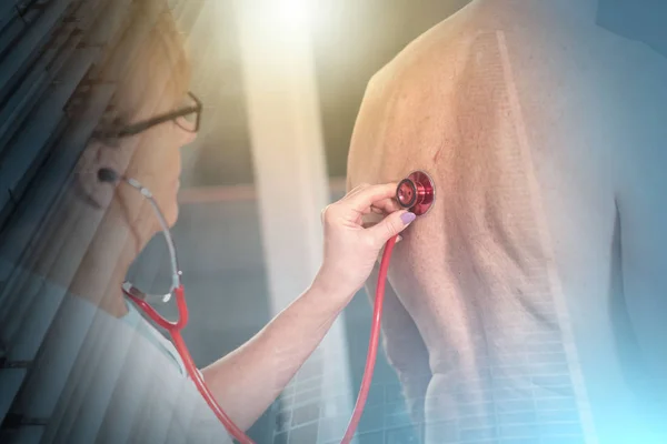 Arzt mit Stethoskop zur Untersuchung des Patienten; Mehrfachexposition — Stockfoto