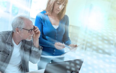 Birlikte çalışan iş adamları, hafif etki; birden fazla exposur