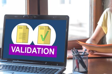 Dizüstü bilgisayar ekranında belge doğrulama kavramı