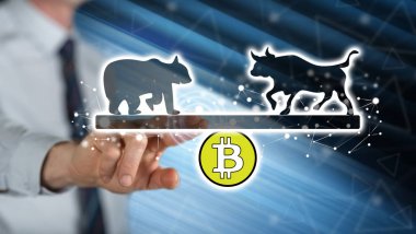 Bitcoin trendi konseptine dokunan adam