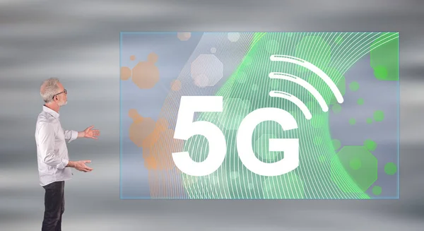 Koncepcja 5g wyjaśniona przez biznesmen na ekranie ściennym — Zdjęcie stockowe