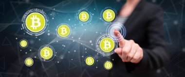 Bir Bitcoin konseptine dokunmadan kadın