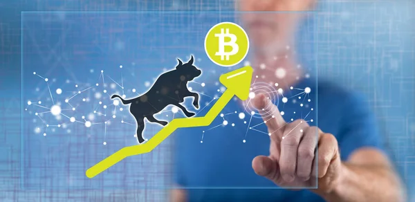 Man het aanraken van een bitcoin bullish trend concept — Stockfoto