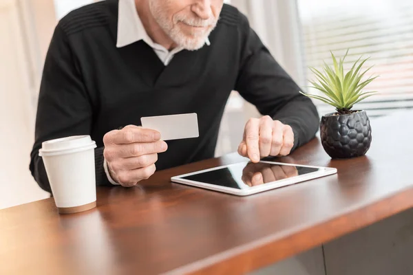 Uomo che utilizza tablet digitale e carta di credito per lo shopping online — Foto Stock