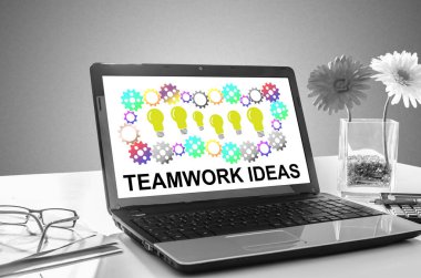 Dizüstü bilgisayar ekranında takım çalışması fikri kavramı