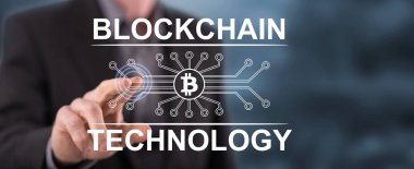Blockchain teknoloji kavramı dokunmadan adam
