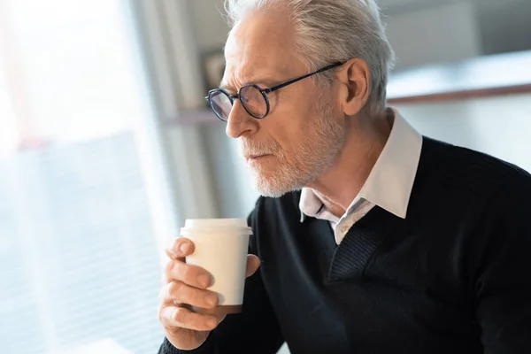 Uomo anziano in possesso di una tazza di caffè — Foto Stock