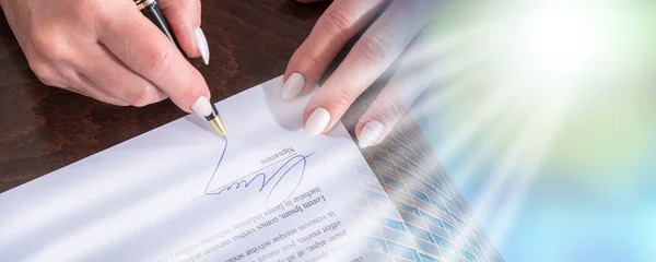 Signing of a contract; light effect — Stock Photo, Image