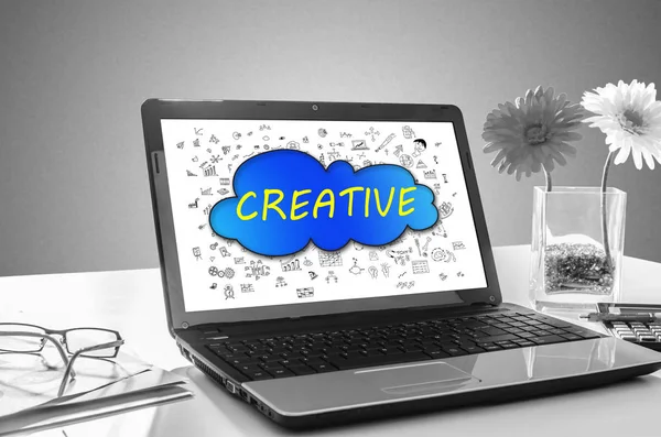 Koncepcja kreatywności na ekranie laptopa — Zdjęcie stockowe