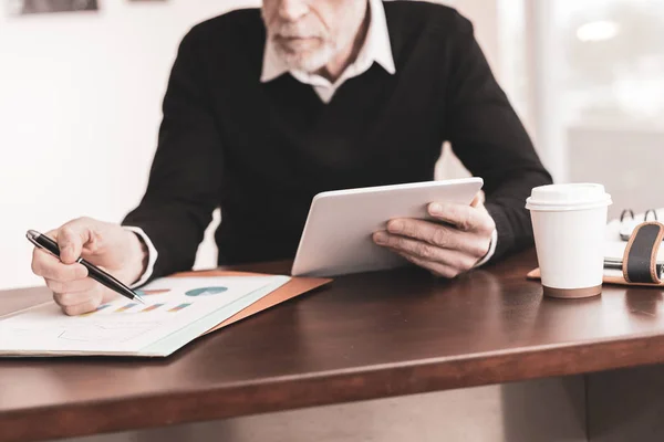 Empresario trabajando en tableta digital en la oficina — Foto de Stock