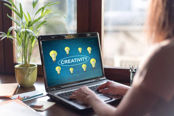 Concetto di creatività su uno schermo portatile — Foto Stock