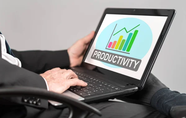 Concepto de productividad en un ordenador portátil — Foto de Stock