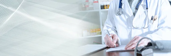 Médico escribiendo una receta; bandera panorámica — Foto de Stock