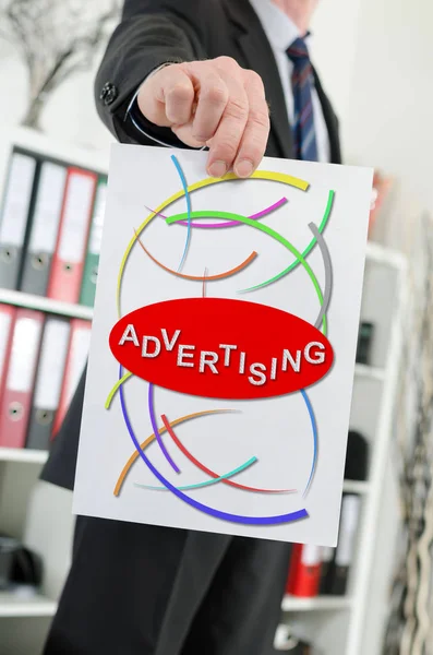 Conceptul de publicitate prezentat de un om de afaceri — Fotografie, imagine de stoc