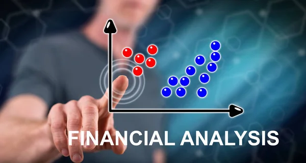 Człowiek, dotykając koncepcja analizy finansowej — Zdjęcie stockowe