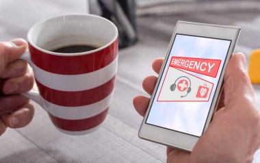 Bir smartphone cep telefonu ile acil kavramı