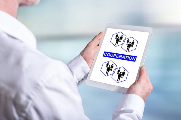 Concepto de cooperación en una tableta —  Fotos de Stock