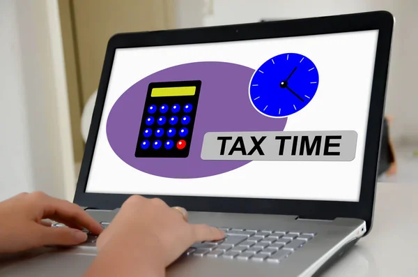 Φορολογικές χρόνο έννοια σε μια οθόνη φορητού υπολογιστή — Φωτογραφία Αρχείου