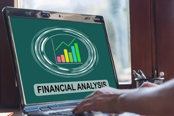 Pojęcie analizy finansowej na ekranie laptopa — Zdjęcie stockowe