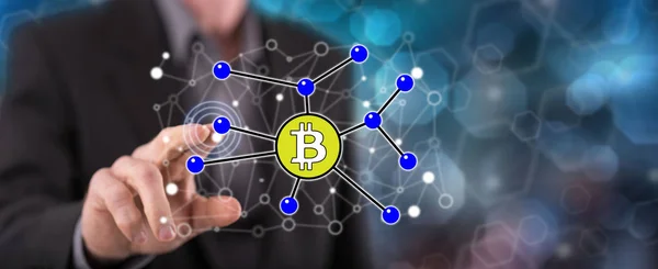 Uomo toccare un concetto bitcoin — Foto Stock