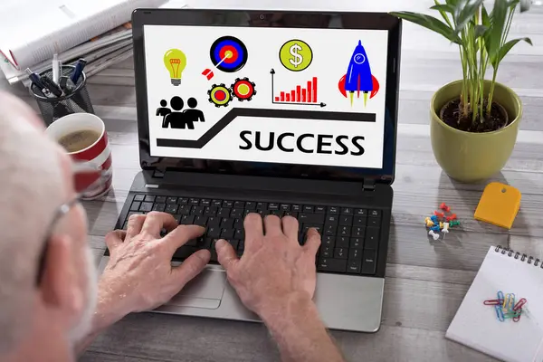 Başarı kavramı bir laptop ekranında — Stok fotoğraf