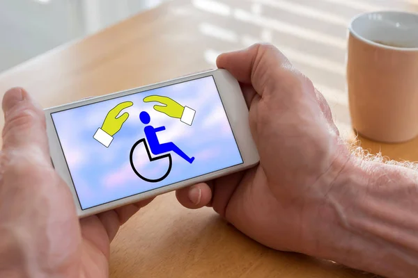 Концепция страхования от инвалидности на смартфоне — стоковое фото