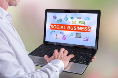 Dizüstü bilgisayarda sosyal iş kavramı