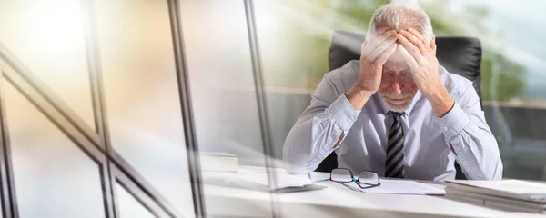 Müder Geschäftsmann sitzt im Büro; Mehrfachbelastung — Stockfoto