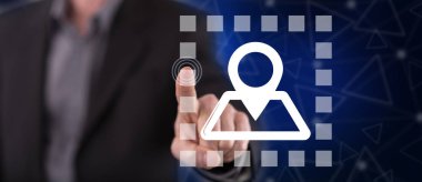 Navigasyon sistemi konseptine dokunan adam