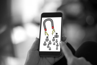 Müşteri atraksiyonlar kavramı bir smartphone cep telefonu ile