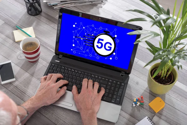 Conceito de 5g em um laptop — Fotografia de Stock