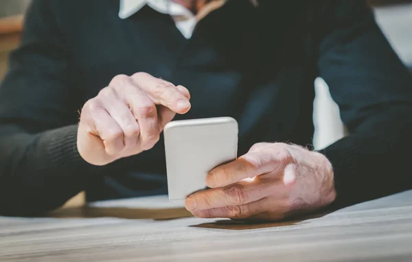 Mano usando teléfono móvil — Foto de Stock