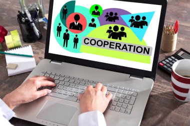 Bir dizüstü bilgisayar ekranında işbirliği kavramı