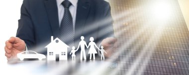 Aile, ev ve araba sigortası kavramı; birden fazla pozlama