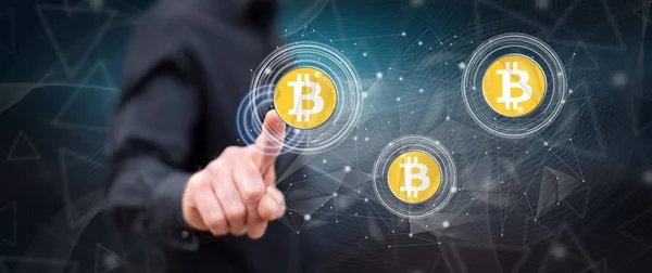 Uomo toccare un concetto di valuta bitcoin — Foto Stock