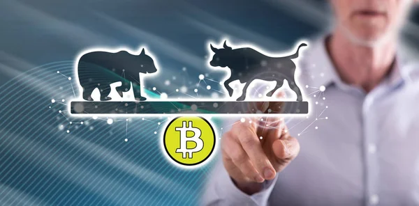 Mann berührt ein Bitcoin-Trendkonzept — Stockfoto