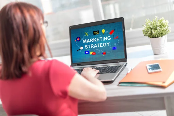 Concepto de estrategia de marketing en una pantalla portátil — Foto de Stock