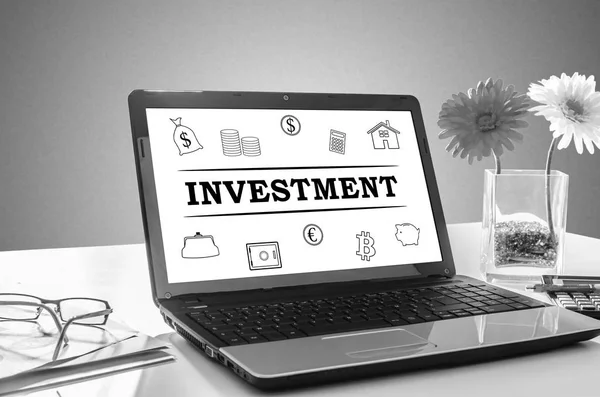 Investeringar koncept på en laptop skärm — Stockfoto