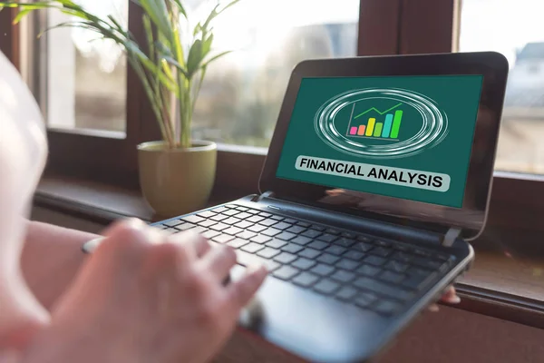 Finanční analýza koncepce na obrazovku u notebooku — Stock fotografie