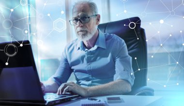 Ofiste oturan işadamı portresi, sert ışık; Birden çok 