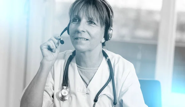 Porträt einer Ärztin während einer medizinischen Online-Konsultation — Stockfoto