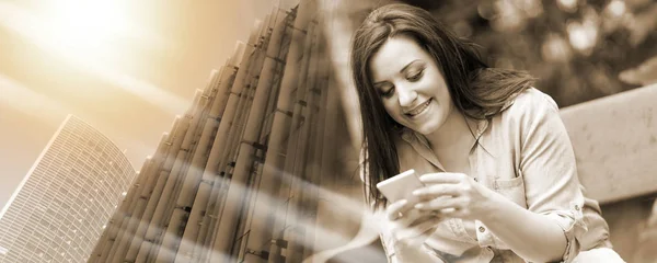 Porträtt av lycklig ung kvinna som använder sin mobiltelefon; flera e — Stockfoto