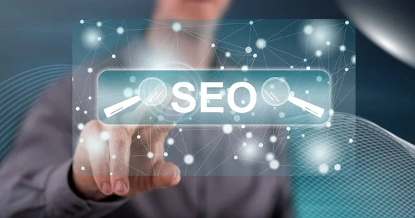 Hombre tocando un concepto seo — Foto de Stock