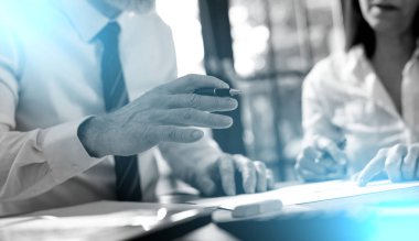 Yönetici asistanı ile çalışan kıdemli müdür; ışık efekti