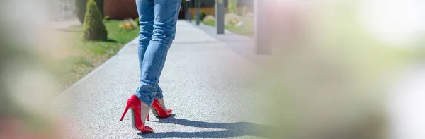 Mulher moda andando no parque; bandeira panorâmica — Fotografia de Stock